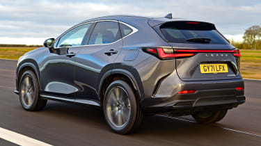 Lexus NX - rear tracking